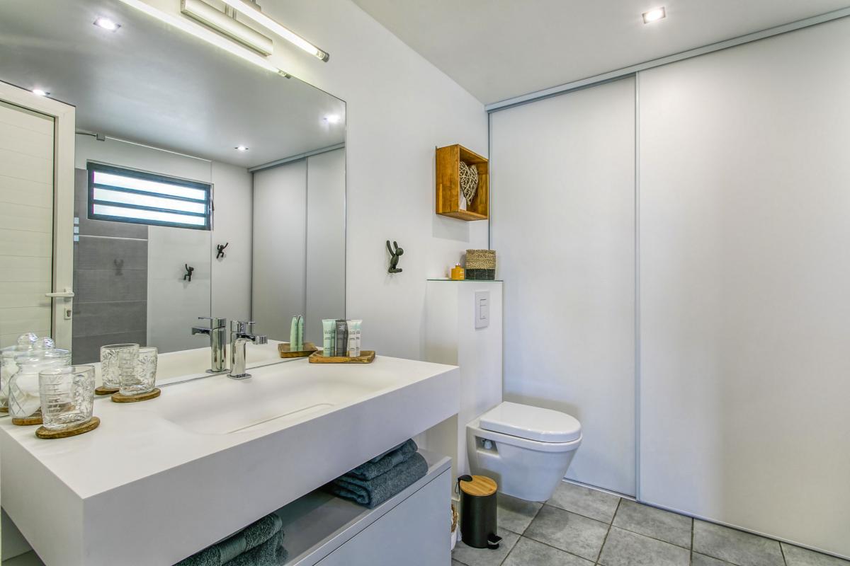 A louer villa vue mer Mont Vernont Saint Martin_ Salle d'eau - 18
